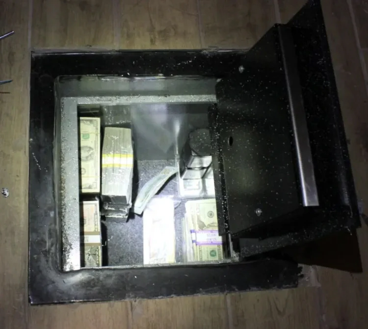 Két sắt chứa ví Bitcoin và tiền mặt được tìm thấy tại nhà James Zhong.